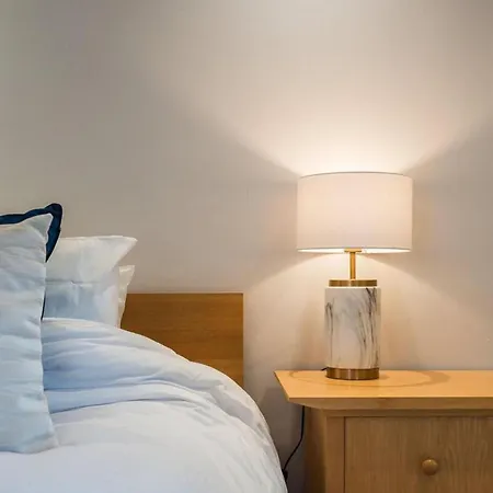Apartman Cozy City Retreat In With Parking & Patio