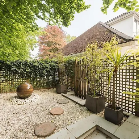 Cozy City Retreat In With Parking & Patio Apartman